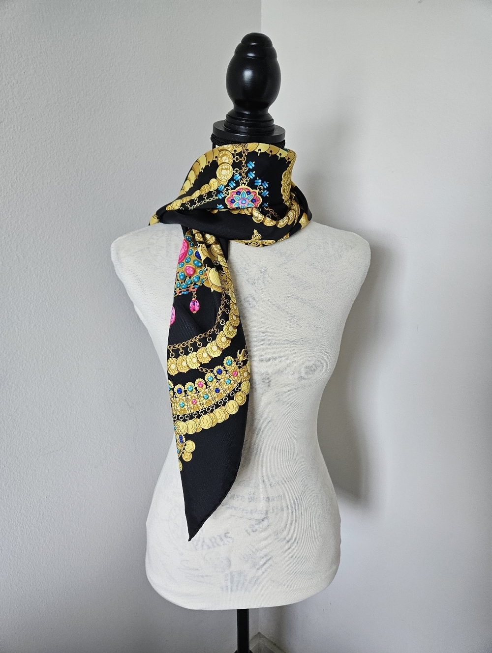 🇨🇵HERMES "Kosmima" Black & Gold Medallion Silk Scarf 90X90cm(approx) authentic - Picture 2 of 12